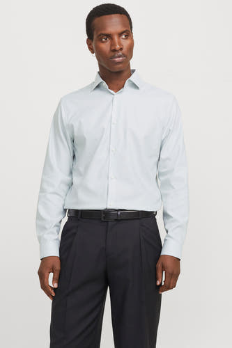 Chemise verte à manches longues de PREMIUM by JACK & JONES, portée avec un pantalon noir et une ceinture.