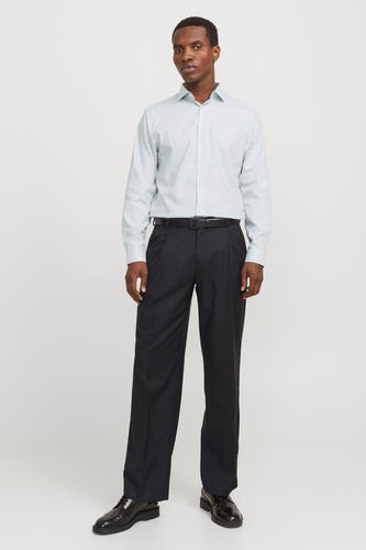 Groen overhemd met lange mouwen van PREMIUM by JACK & JONES, gedragen met zwarte pantalon en riem.
