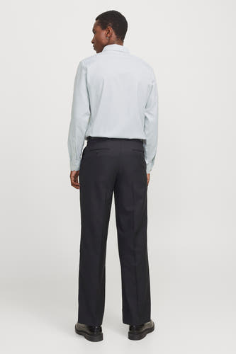 Chemise verte à manches longues de PREMIUM by JACK & JONES, vue de derrière, associée à un pantalon noir et des chaussures.