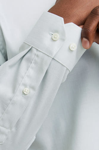 Chemise verte à manches longues de PREMIUM by JACK & JONES, détails sur les cols et la fermeture à boutons.