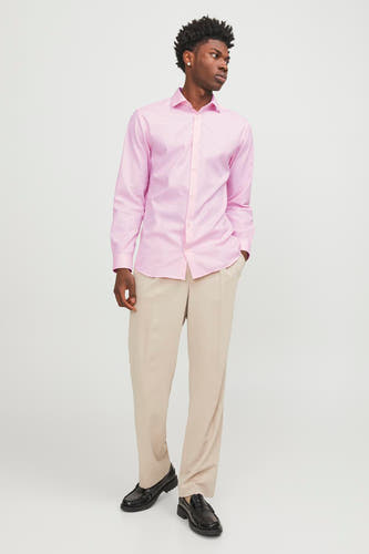 Roze overhemd met lange mouwen van PREMIUM by JACK & JONES, gedragen met beige pantalon en zwarte loafers.