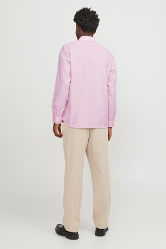 Roze overhemd met lange mouwen van PREMIUM by JACK & JONES, gezien van achteren, met beige pantalon en zwarte schoenen.