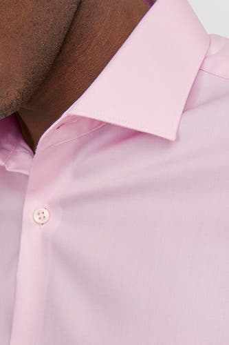 Roze overhemd met lange mouwen van PREMIUM by JACK & JONES, close-up op de kraag en een knoop.