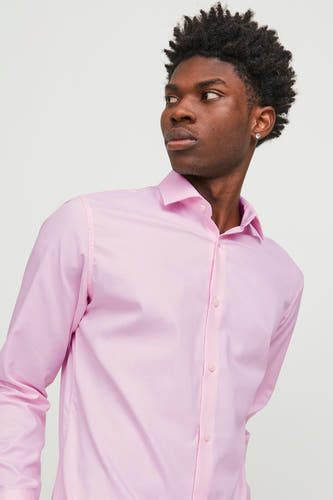 Roze overhemd met lange mouwen van PREMIUM by JACK & JONES, close-up van een man met een diamant in zijn oor.
