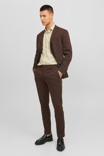 Chemise beige à manches longues de PREMIUM by JACK & JONES, portée sous un manteau brun.