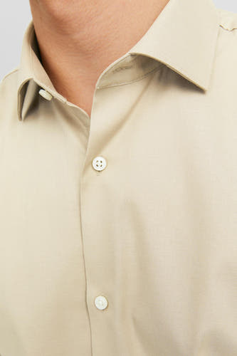 Chemise beige à manches longues de PREMIUM by JACK & JONES, avec col et boutons.