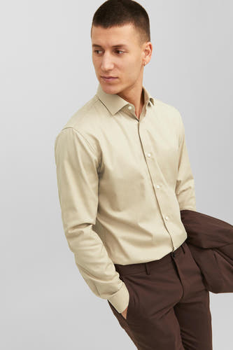 Chemise beige à manches longues de PREMIUM by JACK & JONES, avec un pantalon marron et une veste.