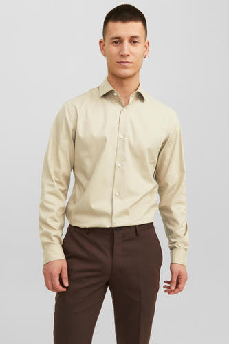 Chemise beige à longues manches de PREMIUM by JACK & JONES, portée avec un pantalon marron.