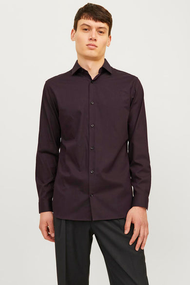 Rood, lange mouwen hemd van PREMIUM by JACK & JONES, gedragen met zwarte pantalon.