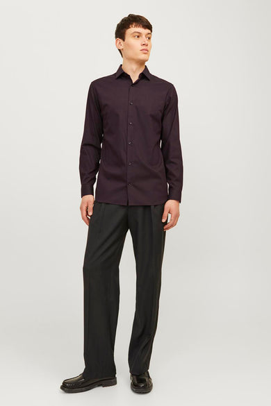 Chemise rouge à longues manches de PREMIUM by JACK & JONES, avec col boutonné, associée à un pantalon noir et des chaussures.
