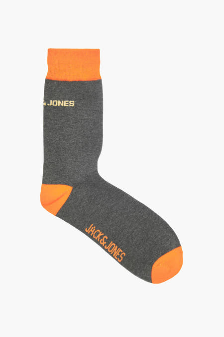Chaussettes grises d'ACCESSORIES BY JACK & JONES, avec des accents orange sur le bord et la pointe et le nom "JONES" dessus.