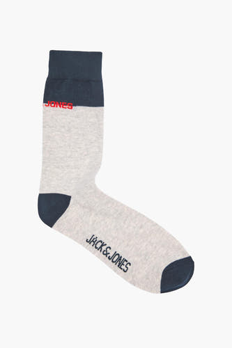 Chaussettes grises d'ACCESSORIES BY JACK & JONES, avec un haut bleu foncé et un texte rouge.