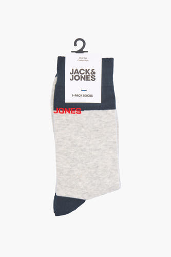 Grijze sokken van ACCESSORIES BY JACK & JONES, met een donkerblauwe bovenkant en een rode tekst.
