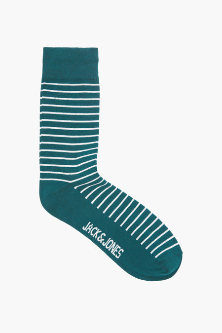 Groene sokken van ACCESSORIES BY JACK & JONES met witte, horizontale strepen en merknaam op de voet.