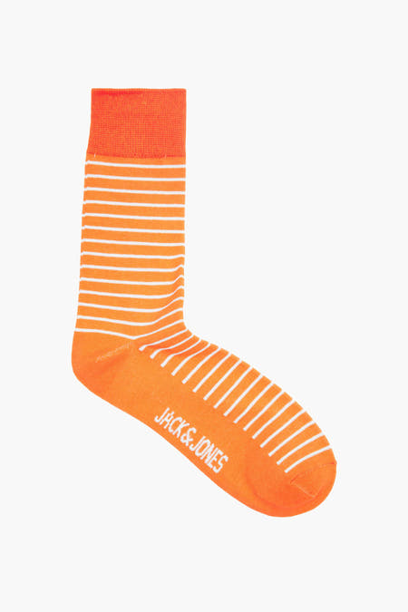 Chaussettes orange d'ACCESSORIES BY JACK & JONES, avec rayures blanches.