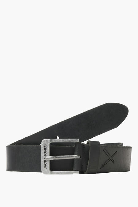 Ceinture noire d'ACCESSORIES BY JACK & JONES, portée avec un t-shirt blanc et un jean bleu.