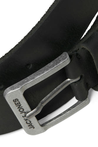 Ceinture noire d'ACCESSORIES BY JACK & JONES avec boucle en argent et logo de la marque, en gros plan.