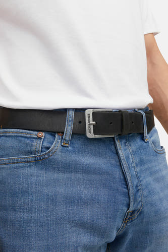 Ceinture noire d'ACCESSORIES BY JACK & JONES, portée avec un jean bleu et un T-shirt blanc.