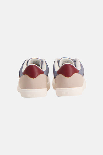 Witte sneakers van ACCESSORIES BY JACK & JONES, gezien van achteren met bordeauxrood accent bij de hiel en beige vlakken.