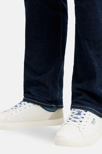 Baskets blanches de ACCESSORIES BY JACK & JONES, avec des accents bleus et des lacets blancs, portées avec un jean bleu foncé.