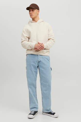 Jean en denim bleu clair large de JACK & JONES JEANS INTELLIGENCE, associé à une hoodie beige et des baskets noires.