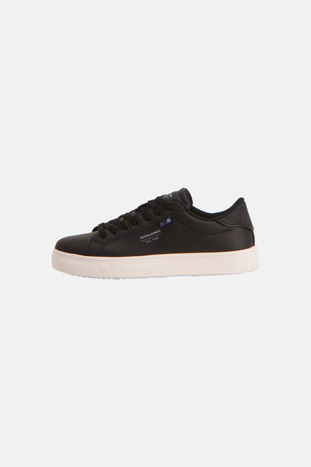 Baskets noires d'ACCESSORIES BY JACK & JONES avec semelle blanche, lacets noirs et le logo JACK & JONES avec une bande bleue sur le côté.