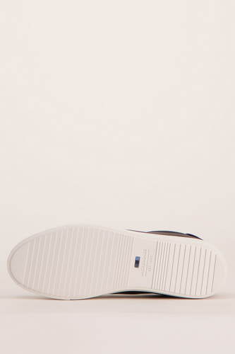 Baskets noires d'ACCESSORIES BY JACK & JONES, avec une semelle blanche et un motif de rainures, vues de dessous.