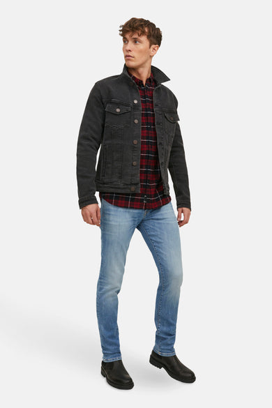 Jean slim en denim bleu clair de JACK & JONES JEANS INTELLIGENCE, avec un chemisier à carreaux rouge et des chaussures noires.