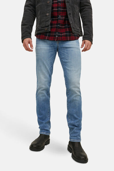 Jean slim de denim bleu clair de JACK & JONES, avec des lavages subtils et un style classique cinq poches.