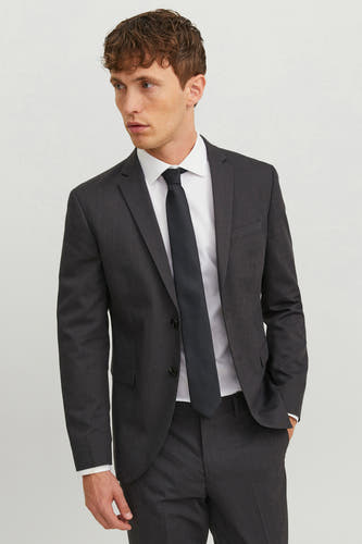 Ceinture noire d'ACCESSORIES BY JACK & JONES, portée avec une chemise blanche et un costume gris foncé.