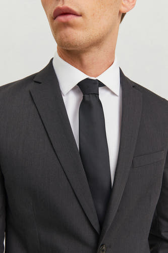 Zwarte das van ACCESSORIES BY JACK & JONES, gedragen met een wit overhemd en donkergrijs pak.
