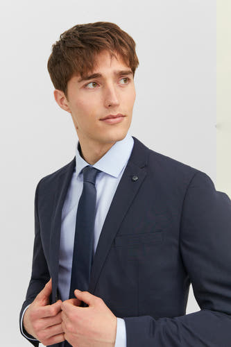 Blauwe das van ACCESSORIES BY JACK & JONES, gedragen met een lichtblauw overhemd en donkerblauw colbert.