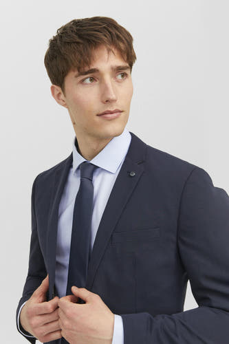 Cravate bleue d'ACCESSORIES BY JACK & JONES, portée avec une chemise bleu clair et un blazer marine.
