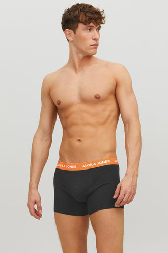 Mannelijk model met ontbloot bovenlijf, zwarte boxershort met oranje tailleband, Jack & Jones.