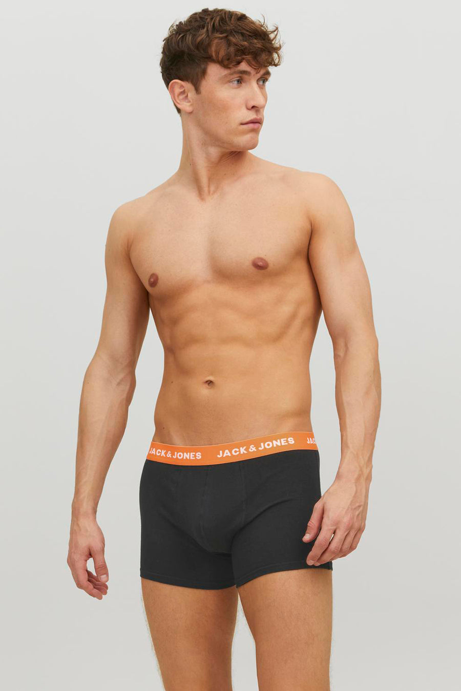 Mannelijk model in zwarte Jack & Jones boxers.