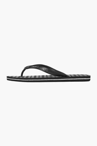 Chaussons gris d'ACCESSORIES BY JACK & JONES, avec un motif rayé sur la semelle, en vue de côté.