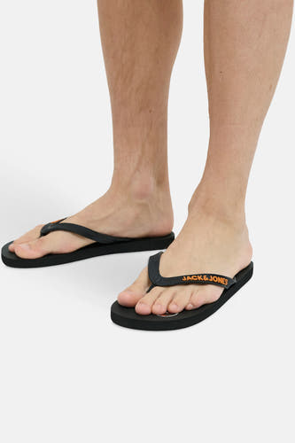 Chaussons noirs d'ACCESSORIES BY JACK & JONES, portés pieds nus.