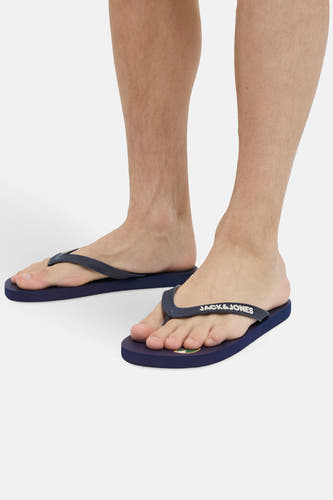 Chaussons bleus d'ACCESSORIES BY JACK & JONES avec impression de logo blanc sur les lacets.