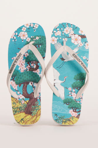 Chaussons multicolores de Jack & Jones avec un motif décoratif inspiré du Japon avec des fleurs et des grues.