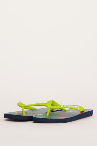 Chaussons bleus d'ACCESSORIES BY JACK & JONES avec une bande verte et un motif floral.