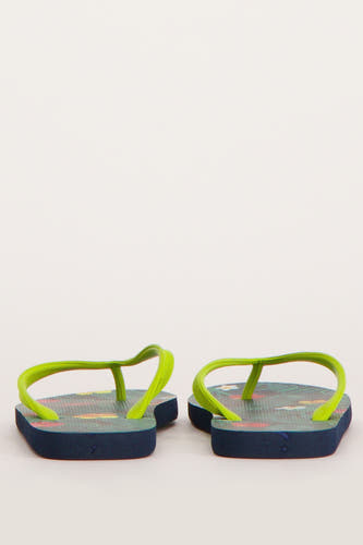 Blauwe slippers van ACCESSORIES BY JACK & JONES met een groene band en een bloemmotief.
