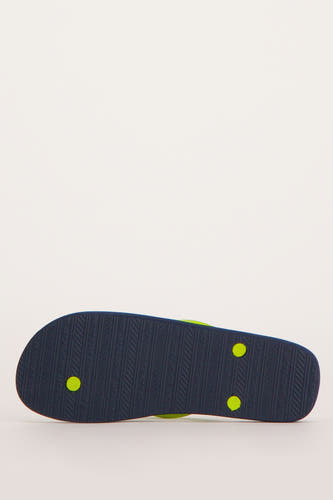 Chaussons bleus d'ACCESSORIES BY JACK & JONES, avec des accents verts et une impression de logo sur la semelle.