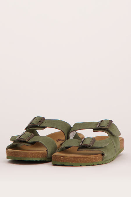 Chaussons verts d'ACCESSORIES BY JACK & JONES, avec deux bandes ajustables et une semelle en cuir, en vue de face.