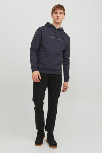 Pull bleu avec capuche d'ORIGINALS BY JACK & JONES, associé à des jeans noirs et des bottes en cuir.