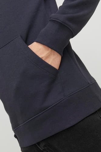 Pull-over bleu avec capuche d'ORIGINALS BY JACK & JONES, avec une main dans la poche, cropped.