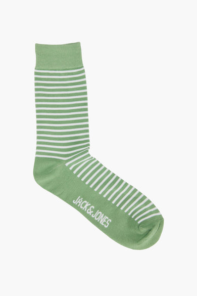 Chaussettes vertes d'ACCESSORIES BY JACK & JONES avec des rayures horizontales blanches sur un cintre.