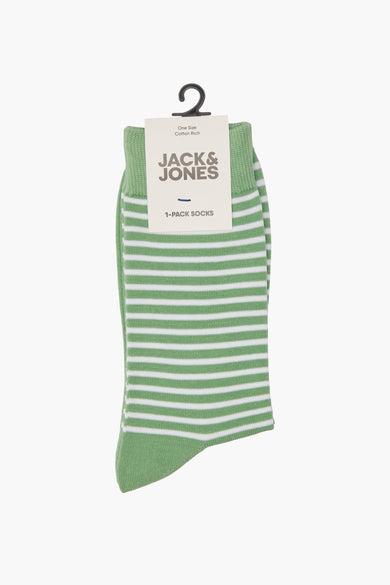 Groene sokken van ACCESSORIES BY JACK & JONES met witte horizontale strepen op een hanger.
