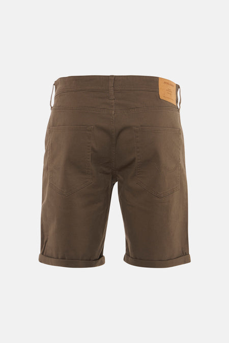 Bruine short van JACK & JONES JEANS INTELLIGENCE, met achterzakken en omgeslagen broekspijpen, gezien van achteren.