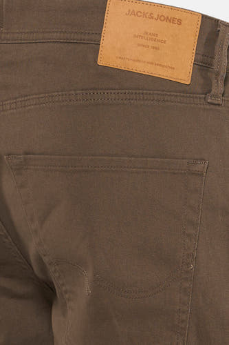 Short marron de JACK & JONES JEANS INTELLIGENCE, avec une poche arrière et une étiquette en cuir marron.