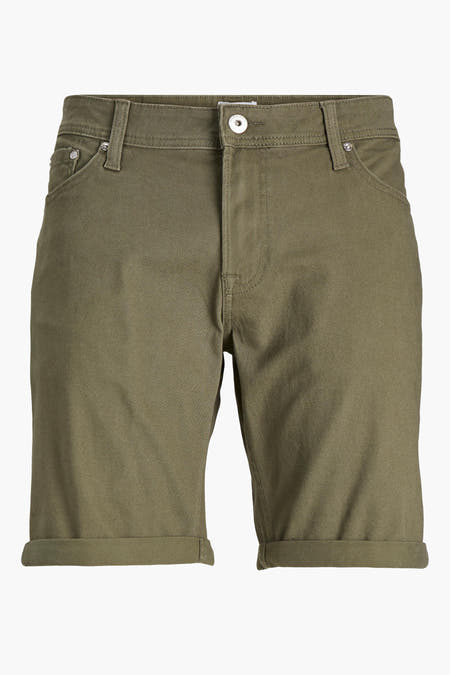 Groene short van JACK & JONES JEANS INTELLIGENCE met omgeslagen broekspijpen, knoopsluiting en zakken.

